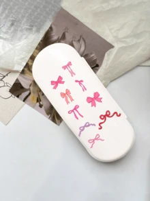 时尚印花眼镜盒 | 红粉蝴蝶结图案眼镜收纳盒 | 防水防污塑料太阳镜架 | 轻便耐用多功能收纳盒，可收纳眼镜、数据线、钥匙、笔和便签本 | 方便携带，适合购物、旅行、约会、工作、上学和宿舍 | 送给爱人、朋友、家人和老师的完美礼物 | 返校季、生日和节日的理想之选