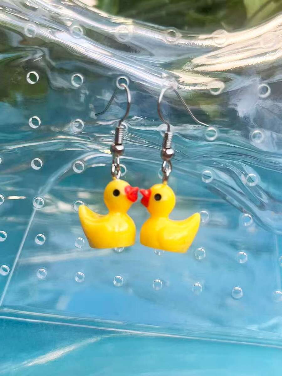 زوج من أقراط البطة الصفراء الصغيرة من الراتنج، تصميم فريد، إبداعي، مضحك، أقراط قلادة بطة كرتونية ثلاثية الأبعاد بطراز ريفي، مناسبة للحفلات والاستخدام اليومي والأقراط المتميزة الإصدار المحسن - أصفر - مشاهدة 1