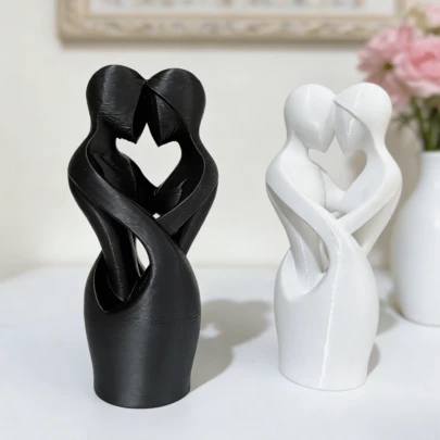 Tượng trang trí hình trái tim tối giản in 3D hình cặp đôi đang ôm nhau, thích hợp trang trí phòng khách, phòng ngủ, bàn trang điểm, quà tặng cho cặp đôi, kỷ niệm, ngày Valentine (Đen/Trắng)