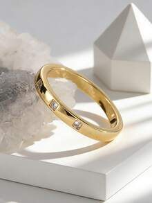 Charm-In Damen Ring mit goldfarbener Beschichtung und minimalistischem kubischen Zirkonia-Akzent - schlichter, zarter Stil für Büro und als Freundschaftsgeschenk - Gold - Übersicht 1