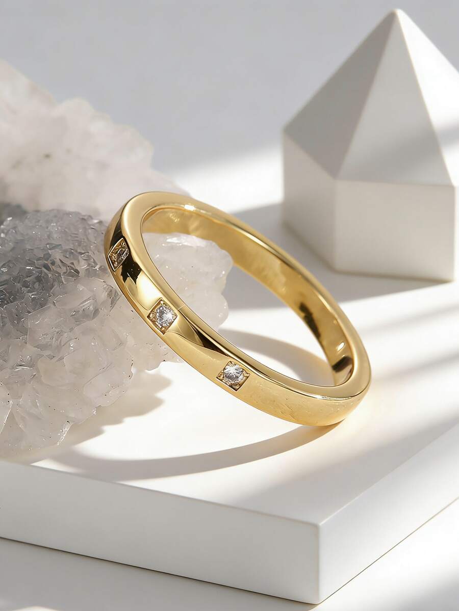 Charm-In Damen Ring mit goldfarbener Beschichtung und minimalistischem kubischen Zirkonia-Akzent - schlichter, zarter Stil für Büro und als Freundschaftsgeschenk - Gold - Übersicht 1