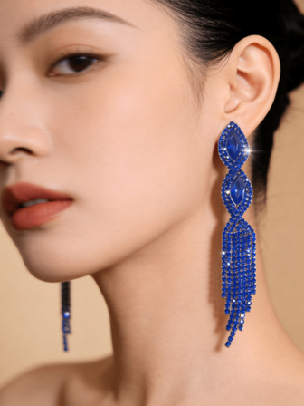 一对优雅奢华的高端流苏闪亮钻石女士耳环，时尚轻盈，大气有型，色彩缤纷，是宴会、派对、各种节日、聚会等场合的女士配饰，也是情人节送给女性的绝佳礼物。