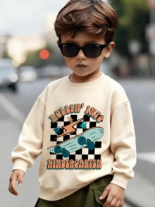 男童服装。男童滑板标语印花圆领卫衣 - 柔软舒适，可机洗，百搭实用。适合上学、度假和购物穿着。简约百搭，春、秋、冬三季皆宜。