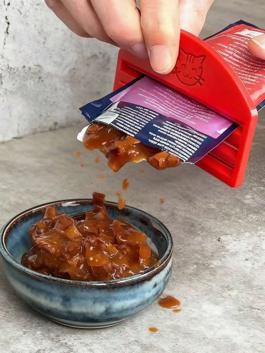 实用猫粮挤出器，湿粮挤出器，高效挤出剩余猫粮，减少浪费。非常适合注重喂食、清洁和操作简便的猫主人。这款挤出器尤其适合妙鲜包。它干净卫生，易于清洗。宠物喂食助手，设计紧凑，采用耐用塑料制成，喂食器，宠物用品。 - 圖案隨機 - 查看 1