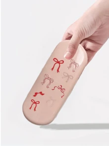 时尚印花眼镜盒 | 红粉蝴蝶结图案眼镜收纳盒 | 防水防污塑料太阳镜架 | 轻便耐用多功能收纳盒，可收纳眼镜、数据线、钥匙、笔和便签本 | 方便携带，适合购物、旅行、约会、工作、上学和宿舍 | 送给爱人、朋友、家人和老师的完美礼物 | 返校季、生日和节日的理想之选