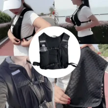这款运动背心背包采用透气网布和人体工学设计，配备多个口袋，解放双手，可作为跑步时的手机包，并带有水壶袋。它是一款便携式背包，适用于户外装备、手机/钥匙收纳，可机洗，轻便易携，功能多样，配有可调节肩带，跑步时可作为胸包存放水壶和手机，适合跑步、徒步和健身等运动。 - 彩色 - 查看 5