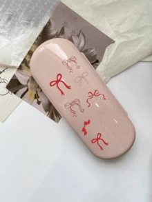 时尚印花眼镜盒 | 红粉蝴蝶结图案眼镜收纳盒 | 防水防污塑料太阳镜架 | 轻便耐用多功能收纳盒，可收纳眼镜、数据线、钥匙、笔和便签本 | 方便携带，适合购物、旅行、约会、工作、上学和宿舍 | 送给爱人、朋友、家人和老师的完美礼物 | 返校季、生日和节日的理想之选