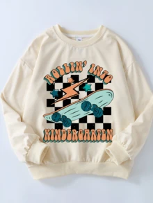 男童服装。男童滑板标语印花圆领卫衣 - 柔软舒适，可机洗，百搭实用。适合上学、度假和购物穿着。简约百搭，春、秋、冬三季皆宜。