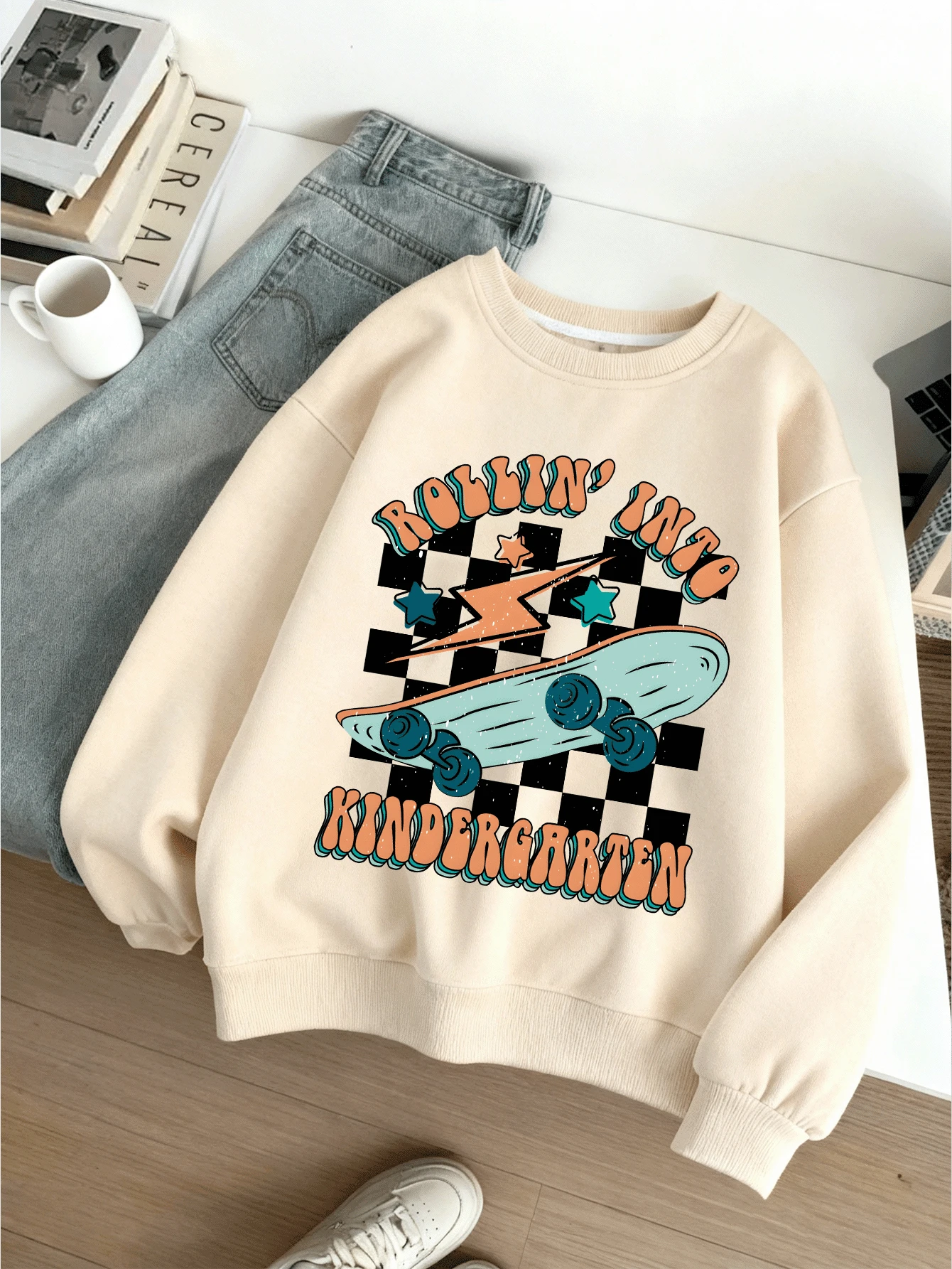 男童服装。男童滑板标语印花圆领卫衣 - 柔软舒适，可机洗，百搭实用。适合上学、度假和购物穿着。简约百搭，春、秋、冬三季皆宜。