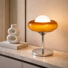 设计师雕塑感厚玻璃台灯，配有建筑感十足的超大圆顶灯罩、坚固厚重的底座，可为现代室内设计提供温暖的氛围照明。 - 均碼 - 查看 2