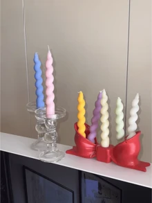 两支色彩缤纷的螺旋形蜡烛，配有长长的线性手柄。这些散发着大豆香味的蜡烛适合用于春节派对装饰、房间装饰、生日、毕业典礼和其他场合。它们也是很棒的礼物。 - 彩色 - 查看 3