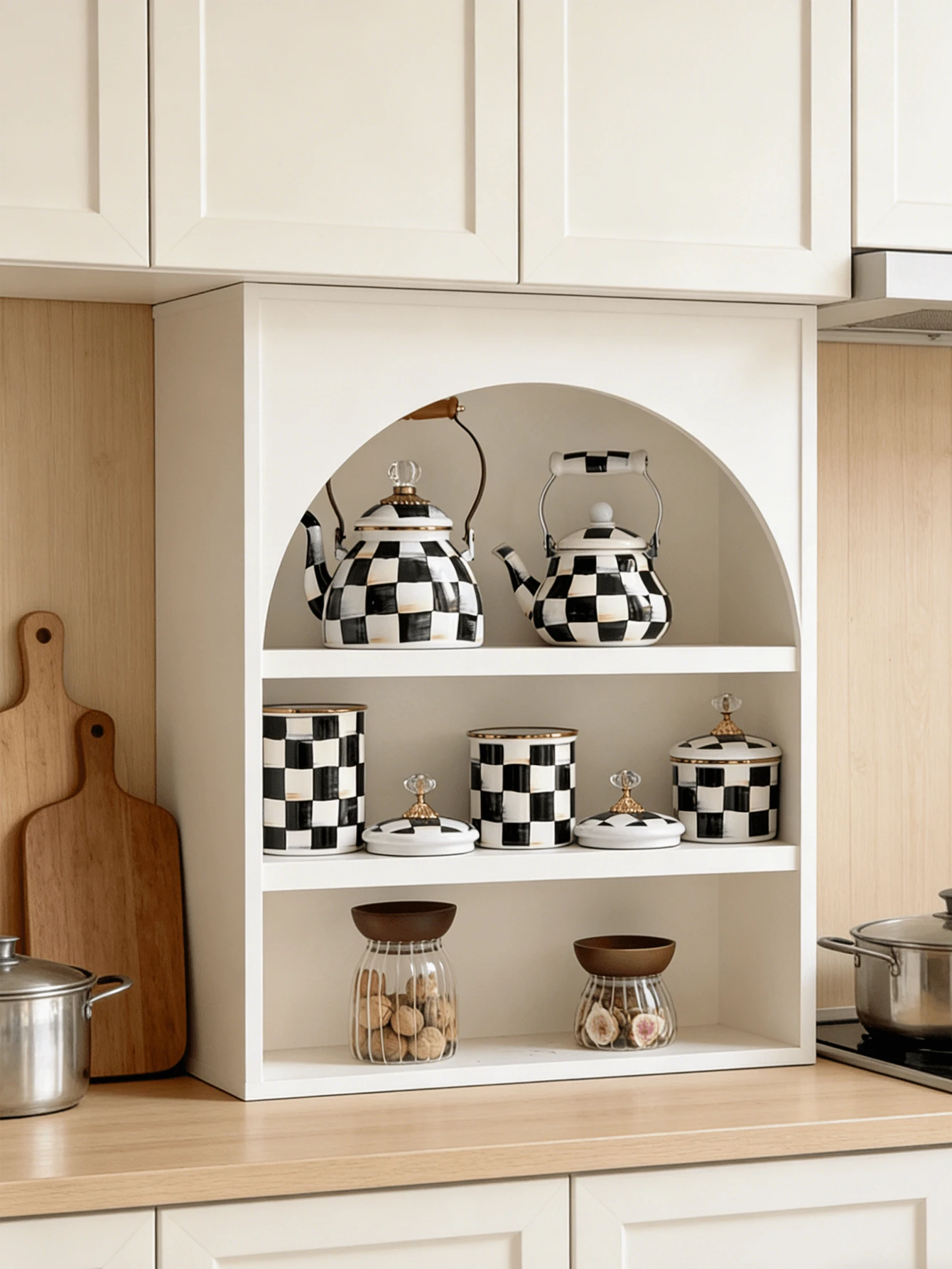 一套包含一个黑色格子茶壶和一个罐子。黑色格子茶壶可用于冲泡咖啡和茶，而带盖的黑色格子罐子则非常适合存放咖啡豆和茶叶。它既可以用作密封容器，也可以作为节日和家庭聚会的桌面装饰品，或作为礼物赠送给亲朋好友。