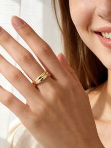Charm-In Cincin Wanita Berlapis Emas dengan Pita Lebar Ganda dan Bulat - Aksesori Minimalis dan Berani untuk Acara Sehari-hari/Kantor/Formal, Hadiah Abadi untuknya - Emas - View 3