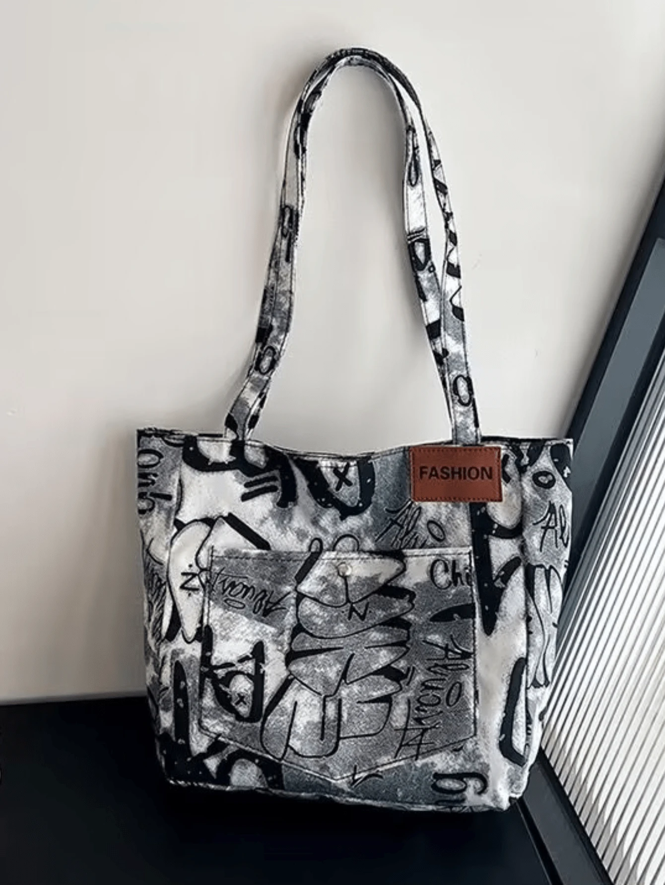 Bolso de lona, gran capacidad portátil, nuevo bolso de hombro multifuncional de moda para mujeres con estampado de graffiti, bolso de mano para estudiantes universitarios, mochila literaria para estudiantes, adecuado para mujeres o estudiantes, perfecto para guardar libros, artículos de compras, útiles escolares, bolso de mano para mujeres, artículo esencial para la universidad - Blanco y Negro - Ver 1