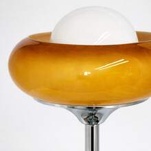 设计师雕塑感厚玻璃台灯，配有建筑感十足的超大圆顶灯罩、坚固厚重的底座，可为现代室内设计提供温暖的氛围照明。 - 均碼 - 查看 3