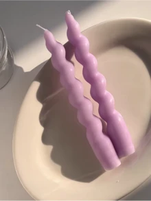 两支色彩缤纷的螺旋形蜡烛，配有长长的线性手柄。这些散发着大豆香味的蜡烛适合用于春节派对装饰、房间装饰、生日、毕业典礼和其他场合。它们也是很棒的礼物。 - 彩色 - 查看 14