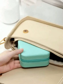 1个首饰收纳盒，首饰盒，化妆盒，旅行首饰盒，拉链盒，耳环盒，项链盒，戒指盒，便携式首饰盒，皮革收纳盒，首饰整理盒，便携式首饰，耳环，配饰盒，适合存放戒指、手镯、项链、耳环、发夹、唇环、唇彩、口红、化妆刷等。