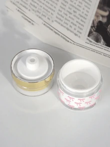 粉色蝴蝶结空瓶 - 可重复灌装的乳霜、粉底、防晒霜瓶 - 便捷真空泵瓶，适用于面霜、乳液和精华液 - 顶部按压式设计，方便携带，适合旅行。适合日常使用，是送给女性、母亲、新年或情人节的绝佳礼物。