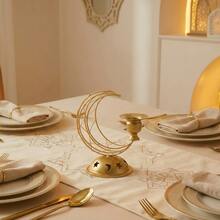 一套/件，层叠弧形星月金属烛台。这款烛台采用金属丝和金属底座制成，设计简约。其造型为新月形框架，由多个交织的弧线构成，搭配饰有星月镂空图案的圆顶底座和杯状烛托。 - 彩色 - 查看 14