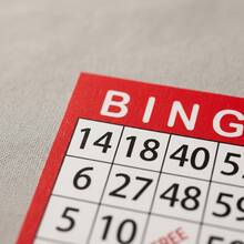 Zestaw 50 kart do gry w bingo, w tym wstępnie zadrukowane kule bingo z numerami i puste pola – lista połączeń w różnych kolorach, wykonane z trwałych kartek papierowych, odpowiednie na imprezy bingo, zajęcia w klasie, rodzinne wieczory gier, urodziny i święta - Wielokolorowe - Zobacz 4