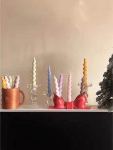 两支色彩缤纷的螺旋形蜡烛，配有长长的线性手柄。这些散发着大豆香味的蜡烛适合用于春节派对装饰、房间装饰、生日、毕业典礼和其他场合。它们也是很棒的礼物。 - 彩色 - 查看 4