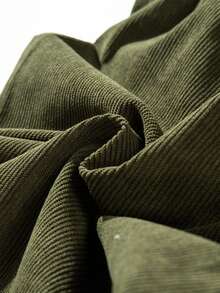 男士休闲运动短裤，灯芯绒面料，抽绳腰带设计，适合搭配运动短袖衬衫进行户外活动