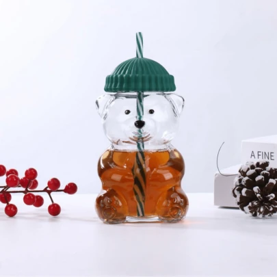 1个580毫升迷你小熊造型玻璃杯，带绿色杯盖和吸管，透明可爱小熊造型饮水杯，适合居家办公使用，可作阅读杯，趣味饮水器皿，耐用玻璃容器