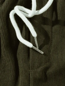 男士休闲运动短裤，灯芯绒面料，抽绳腰带设计，适合搭配运动短袖衬衫进行户外活动