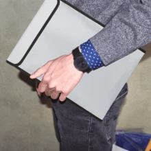 38*28厘米阻燃文件收纳袋，拉链封口，适用于存放现金、银行卡、A4纸、律师文件、智能手机、平板电脑、合同、房产证等，适用于办公室、家庭、商务和旅行。 - 銀色 - 查看 4