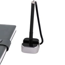 Bolígrafo de Escritorio Premium con Base Fija Antideslizante y Dije Decorativo, Diseño Moderno, Elegante y Ergonómico, Escritura Suave, Fluida y Precisa para Uso Diario, Ideal para Oficina, Hogar, Recepción o Estudio, Disponible en Sofisticado Color Negro y Azul - Negro - Ver 3