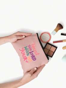 这款“信赖上帝”化妆包——米色涤纶旅行收纳包，印有“信赖上帝”字样，男女皆宜，容量大。是旅行、度假、出差、健身、露营以及其他场合的理想之选，也适合夏季出行、返校、大学生活、旅行、化妆等各种场合。 - 彩色 - 查看 10