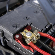 Conector batería 4 vías, positivo (rojo) + negativo (negro) + llave hexagonal. Terminales latón para baterías 45-200AH, SAE/JIS cilíndricas. 4 bornes para conexión múltiple de cables. Fácil instalación, presiona palanca para asegurar. Buena conductividad y resistencia a corrosión. Apto para autos, minibuses, RVs, camiones, audio auto. Reemplaza terminales viejos o dañados. - Dorado - Ver 2