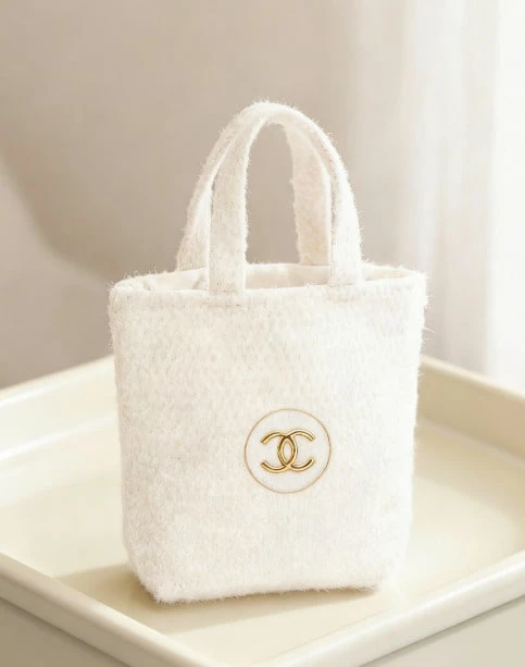 CHANEL 圣诞雪花图案新款化妆包、化妆袋、布艺绗缝羽绒服、情侣收纳包、首饰包、白色洗漱包