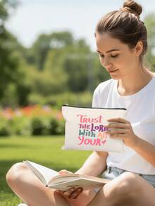 这款“信赖上帝”化妆包——米色涤纶旅行收纳包，印有“信赖上帝”字样，男女皆宜，容量大。是旅行、度假、出差、健身、露营以及其他场合的理想之选，也适合夏季出行、返校、大学生活、旅行、化妆等各种场合。 - 彩色 - 查看 7