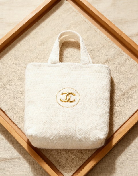 CHANEL Túi đựng mỹ phẩm kiểu mới họa tiết bông tuyết Giáng sinh, chất liệu vải chần bông, thời trang Xuân Hè 2026. Phụ kiện du lịch thiết yếu. Túi trang điểm, túi đựng đồ đôi, túi đựng trang sức, túi đựng đồ vệ sinh cá nhân màu trắng.