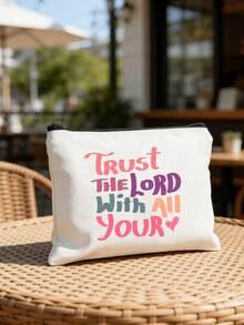 这款“信赖上帝”化妆包——米色涤纶旅行收纳包，印有“信赖上帝”字样，男女皆宜，容量大。是旅行、度假、出差、健身、露营以及其他场合的理想之选，也适合夏季出行、返校、大学生活、旅行、化妆等各种场合。 - 彩色 - 查看 3