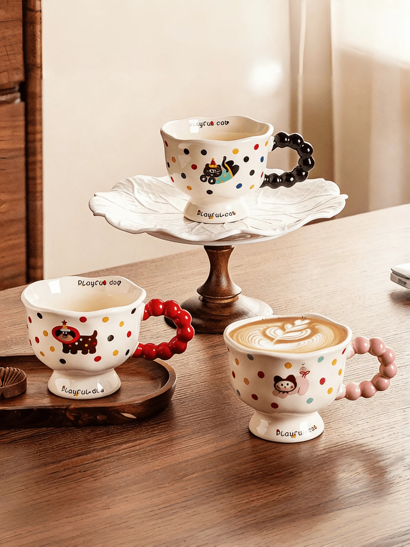 1个可爱波点小狗图案陶瓷咖啡杯，适用于盛装咖啡、牛奶、果汁、拿铁、卡布奇诺等冷热饮品。是送给女性、情人节等场合的绝佳礼物。