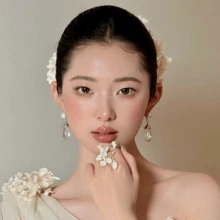 Elegant Dreamy White Hydrangea Preserved Flower Bridal Headpiece, Minimalist Nature-Inspired Wedding Hair Accessory - White - View 5