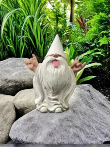 1件白色迷你景观装饰斗篷花园小矮人户外雕像树脂摆件