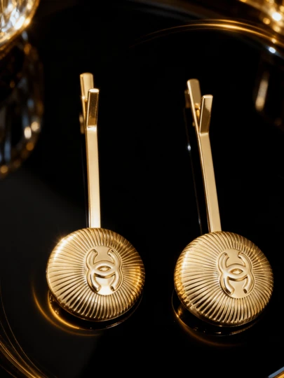 Christian Dior Pinza para el cabello con tono dorado, Pasador de cabello con logotipo doble C redondo, Accesorio elegante de metal para el cabello