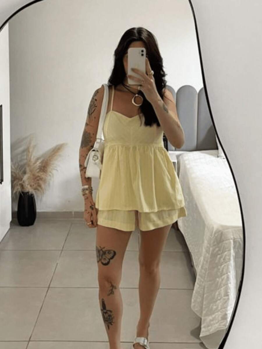 Women's Set: Thin-Strapped Top With Loose-Fitting Striped Shorts. - 黃色 - 查看 1