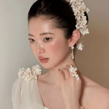 Elegant Dreamy White Hydrangea Preserved Flower Bridal Headpiece, Minimalist Nature-Inspired Wedding Hair Accessory - White - View 1