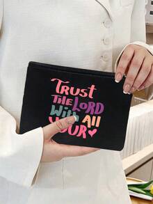 这款“信赖上帝”化妆包——米色涤纶旅行收纳包，印有“信赖上帝”字样，男女皆宜，容量大。是旅行、度假、出差、健身、露营以及其他场合的理想之选，也适合夏季出行、返校、大学生活、旅行、化妆等各种场合。 - 彩色 - 查看 9