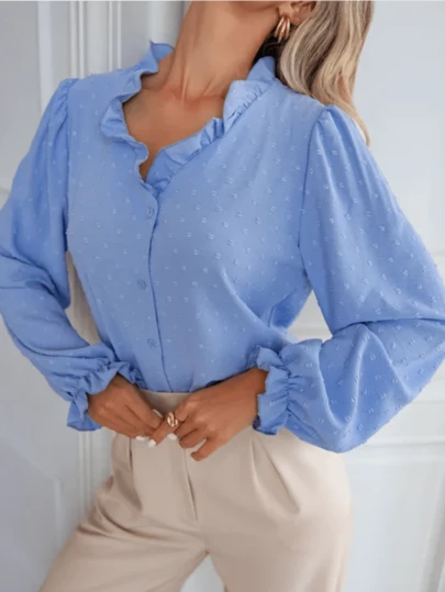 Damesblouse in lichtblauw met Zwitserse stippen, rucheskraag, lange mouwen met knoopsluiting, losse pasvorm, casual, geschikt voor werk, lerares of vakantie.