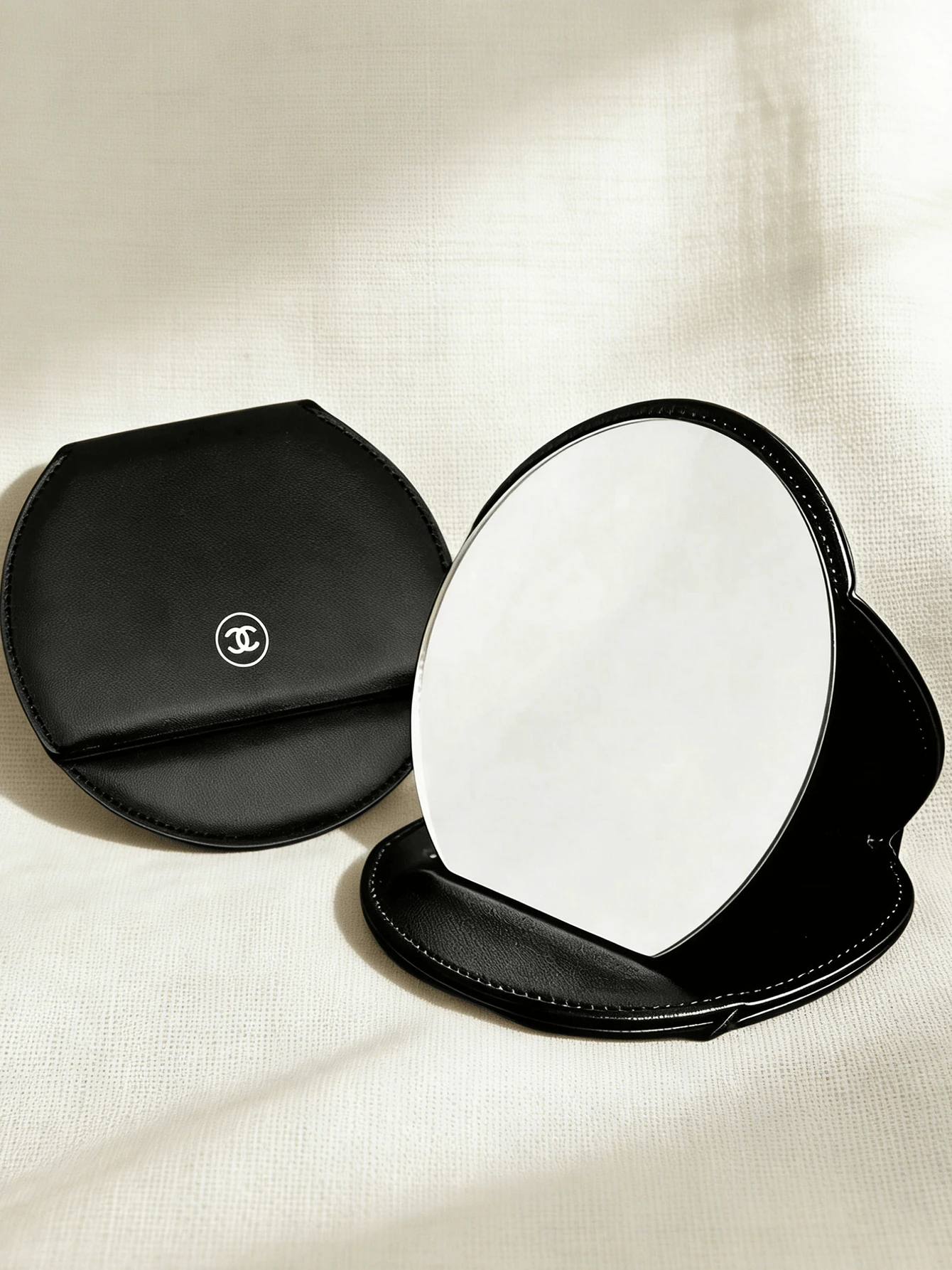 CHANEL Gương trang điểm thời trang SS26 mới, da đen, gương gấp, gương đứng, gương trang điểm di động, kiểu dáng thanh lịch. - màu đen - Xem 1