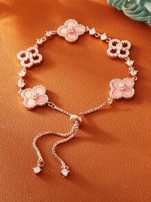 粉色四叶草手链，精致甜美，适合作为情人节、生日、圣诞节礼物送给妈妈、闺蜜或女朋友。