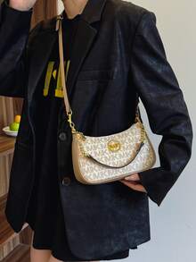 这款全新时尚经典的百搭单肩包采用PU防水面料，饰以M形图案、印花设计和金属链条饰边。法式包款，适合购物、通勤和旅行。 - 白色 - 查看 5