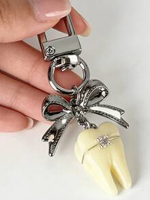 1个牙齿造型钥匙扣，可爱蝴蝶结包包挂饰，时尚钱包挂件钥匙圈，复古独特，多功能包包/手机挂饰/钥匙扣，塑料金属材质，牙科主题包包挂饰，牙医主题配饰礼品