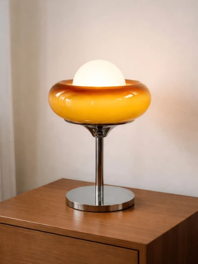 设计师雕塑感厚玻璃台灯，配有建筑感十足的超大圆顶灯罩、坚固厚重的底座，可为现代室内设计提供温暖的氛围照明。