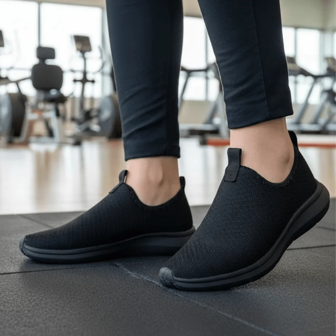 Women's Gym Sock Sneakers - Easy, Lightweight, Comfortable Tennis Shoes - Đen/Đen - Xem 1